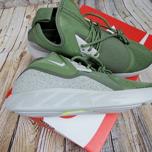 Nike Lunarcharge Essential athletic shoes New - Picture 9 of 9